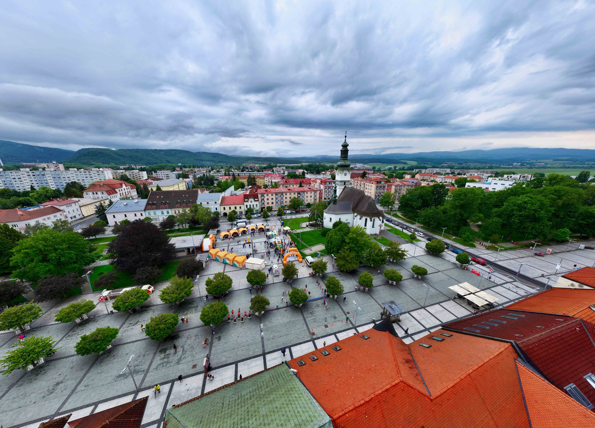 Námestie vo Zvolene počas podujatia Dôvera Day & Run z dronu