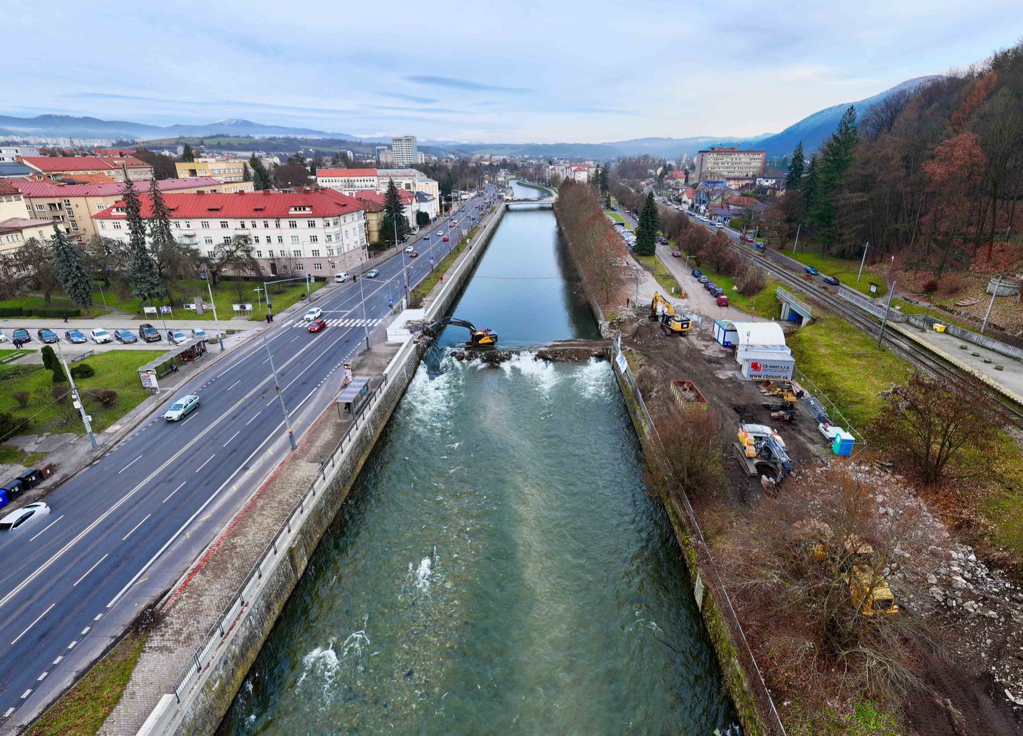 Rieka Hron a cesta pri Malej železničnej stanici z dronu