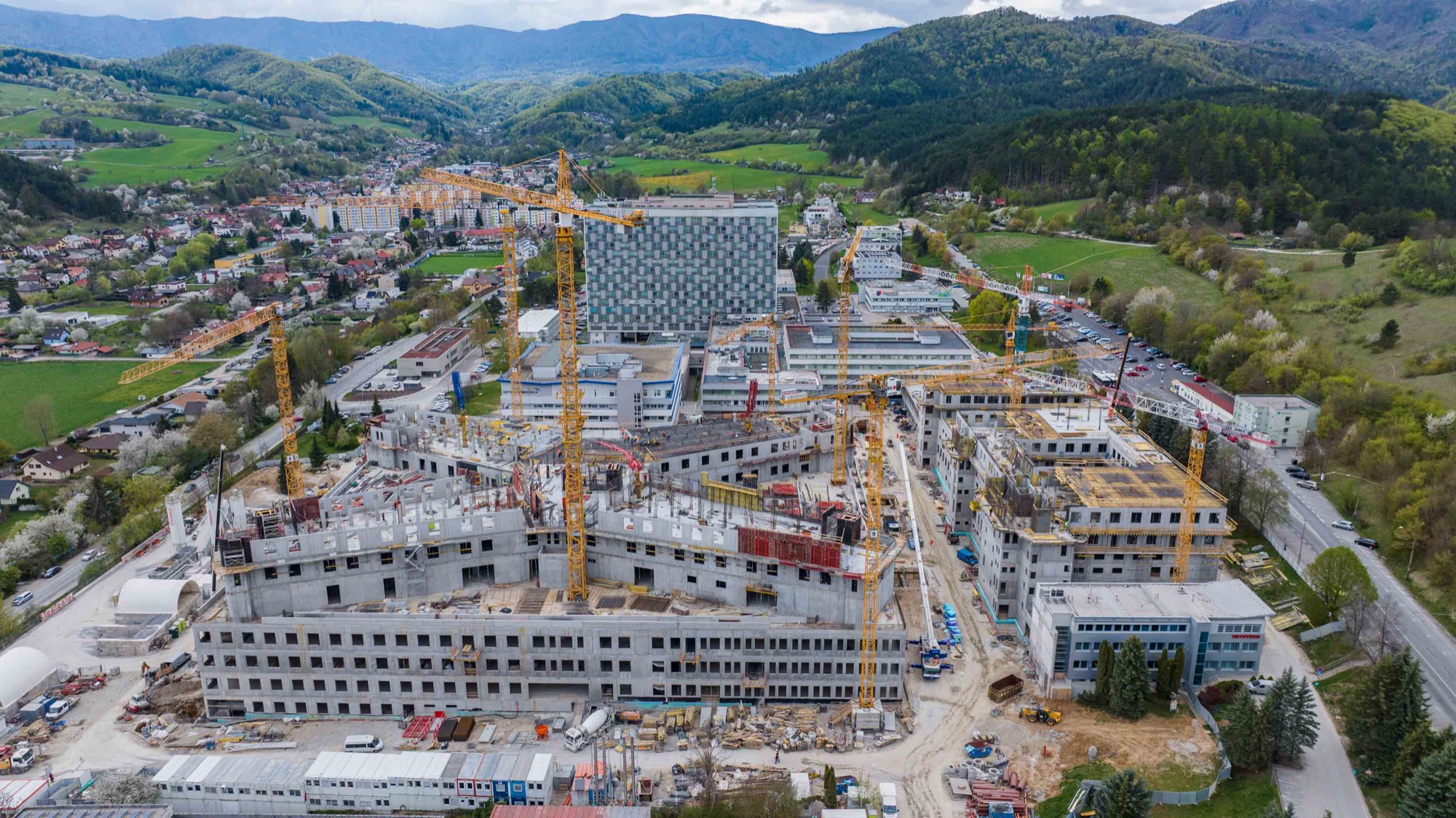Stavenisko novej nemocnice F. D. Roosevelta v údolí z dronu