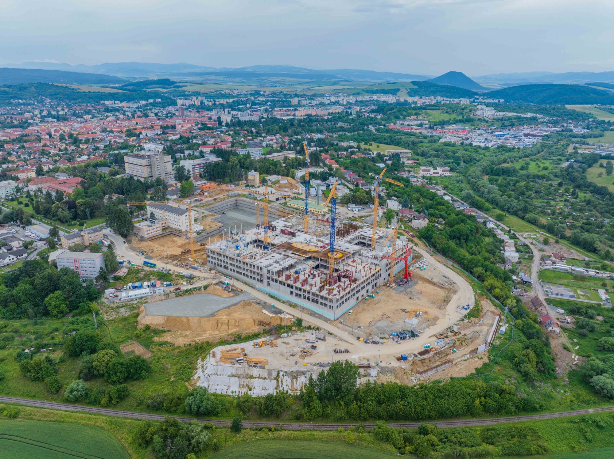 Stavenisko vojenskej nemocnice v Prešove z dronu